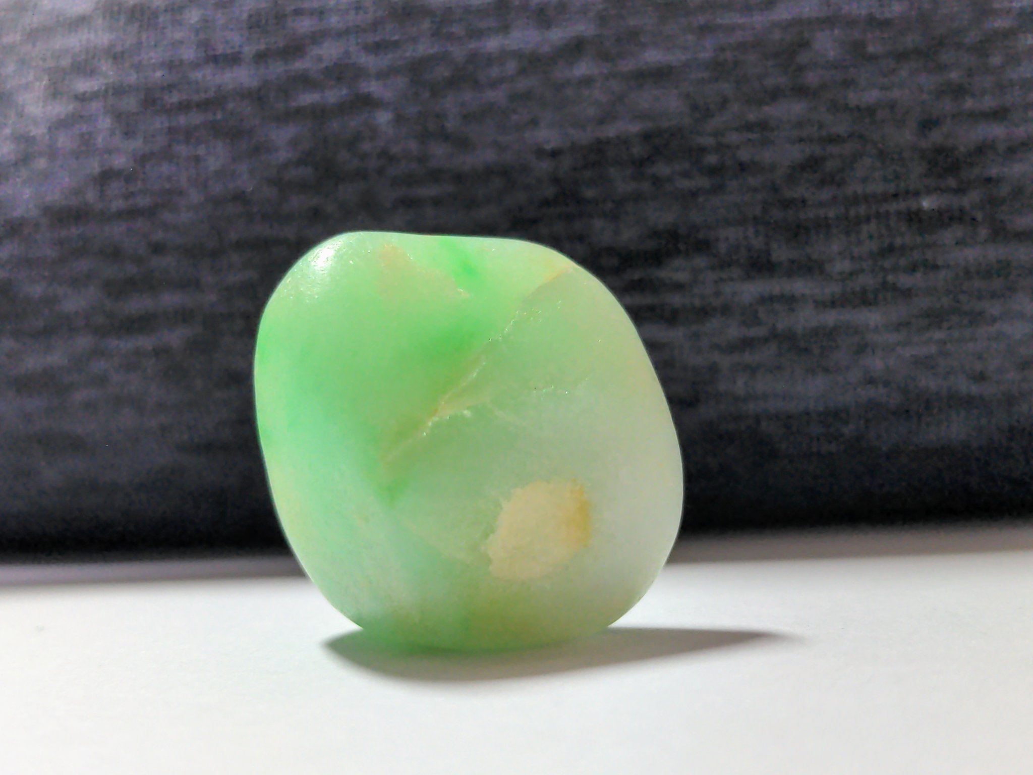 珊瑚翡翠　梅 A FLOWER VASE』 清らかな青みを帯びた翡翠の花器は、小さな一枝