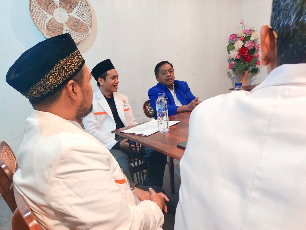 pksgresik's tweet image. Silaturahim terus terjalin 🤝

Hari Rabu, 15 Oktober 2025, DPD PKS Gresik menerima kunjungan balasan dari sahabat-sahabat Partai Demokrat Gresik.

Pertemuan berlangsung hangat dan penuh keakraban, membahas banyak hal tentang kolaborasi dan masa depan Gresik yang lebih baik.