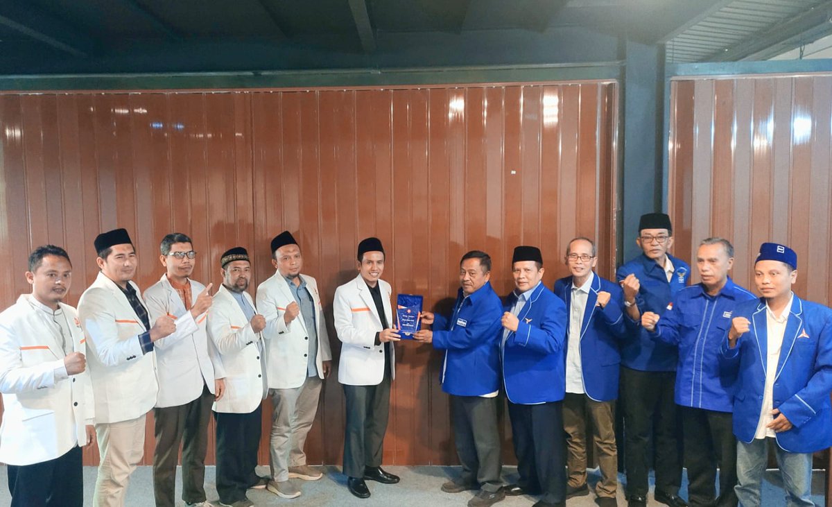 pksgresik's tweet image. Silaturahim terus terjalin 🤝

Hari Rabu, 15 Oktober 2025, DPD PKS Gresik menerima kunjungan balasan dari sahabat-sahabat Partai Demokrat Gresik.

Pertemuan berlangsung hangat dan penuh keakraban, membahas banyak hal tentang kolaborasi dan masa depan Gresik yang lebih baik.