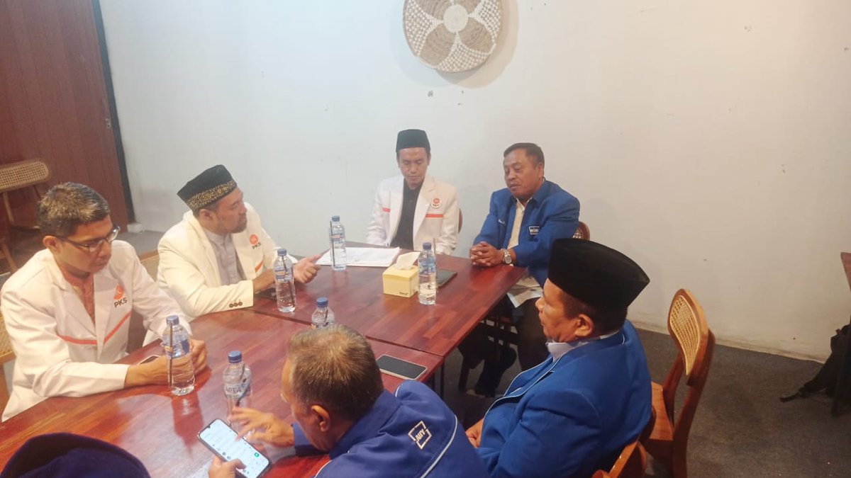 pksgresik's tweet image. Silaturahim terus terjalin 🤝

Hari Rabu, 15 Oktober 2025, DPD PKS Gresik menerima kunjungan balasan dari sahabat-sahabat Partai Demokrat Gresik.

Pertemuan berlangsung hangat dan penuh keakraban, membahas banyak hal tentang kolaborasi dan masa depan Gresik yang lebih baik.