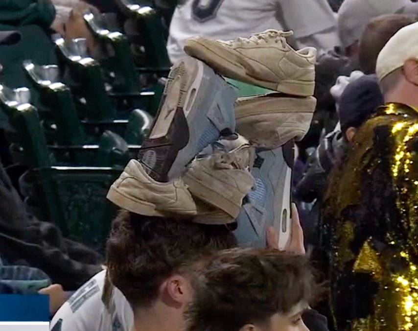 [分享] ELTA逆轉儀式啟動！水手球迷放「逆轉鞋」