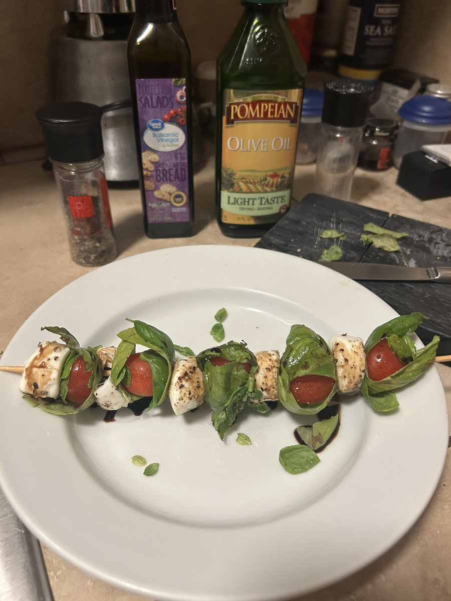 groupie68's tweet image. Caprese salad on a stick!
Basil from my garden, grape tomatoes #Aldi, #BelGioioso 
mozzarella pearls, olive oil and balsamic vinegar😋😋😋
