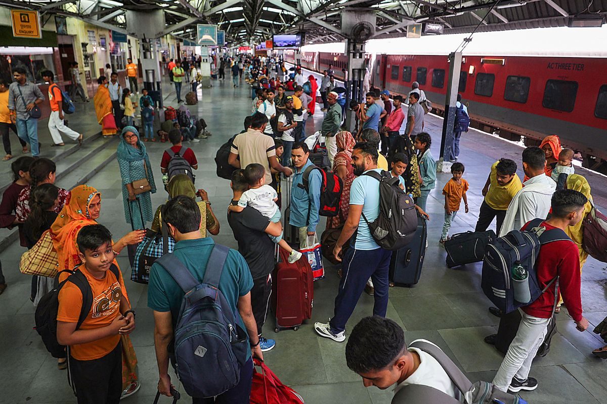 To manage the festive rush safely, Indian Railways has temporarily suspended platform ticket sales at 15 key stations until October 28, 2025. Passenger safety and smooth movement are the priority.
#Diwali
