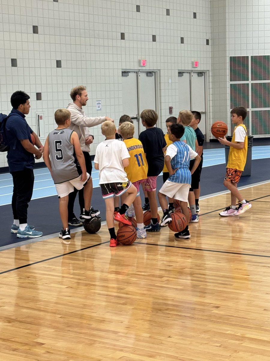 First night of Winter Teams practice! 🤩✅

Skill building from the ground up 📶🏀