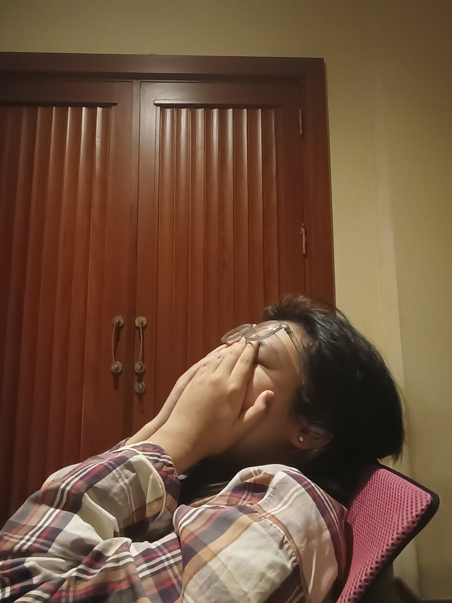 chloefllower's tweet photo. This is me before uts Etnisitas dan Konstruksi Batasannya (EKB) #Malas #Ngantuk #Ujan #Hadue #BR1N https://t.co/3lNHqG49oA