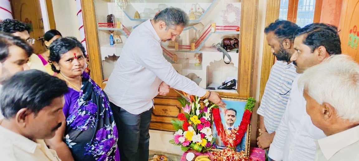 SaiLokeshKumar1's tweet photo. 15/10/25 బుధవారం #Obulavaripalli మండలం #Mangampeta గ్రామం వద్ద ఇటీవలే మరణించిన యువకుడు స్థానిక #APMDC పాఠశాల లో పనిచేస్తున్న రవి తేజ గారి పెద్దకర్మ కార్యక్రమంలో పాల్గొనడం జరిగినది.
చిన్న వయస్సులోనే చనిపోవడం వల్ల అతని కుటుంబం పరిస్థితి అగమ్య గోచరంగా మారింది. అతని కుటుంబ బతుకుతీరు విషయంపై #APMDC ఉన్నతాదికారుల దృష్టికి తీసుకు వెళ్ళి వారికి న్యాయం చేస్తామని భరోసా ఇవ్వడం జరిగినది.
@MadhavBJP