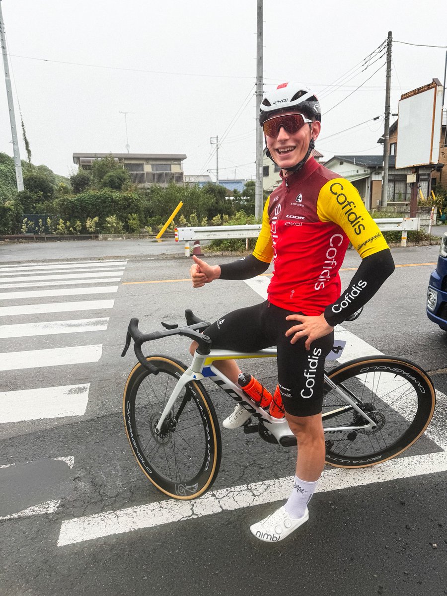 keitsuji's tweet image. のんびり古賀志まで行こうと思ったらコフィディスのサム・メゾノブとランデブー。中国から直接来日して、今日チームメイトが到着するまでソロで楽しんでいる様子。今日は100km弱走るそう。
そう、Maisonobeと書いてメゾノブ、そのまま読むとマイソノベ、園部麻衣…。