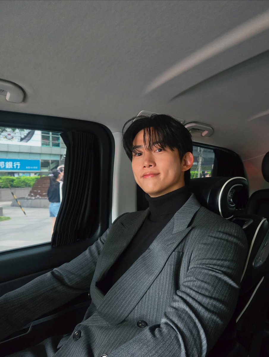 [IG eyecon_taec]
⠀
아이컨택은 할 말 있을 때 사진을 올려.
옥택연 진짜 가을 남자🍂수트의 정석 인정?
반박시 아이컨택이 맞음. 그냥 맞음😋

#옥택연 #OKTAECYEON
@.loropiana #loropiana #taipei101
#한국도 #가을인데 #빨리와옥 #🍂