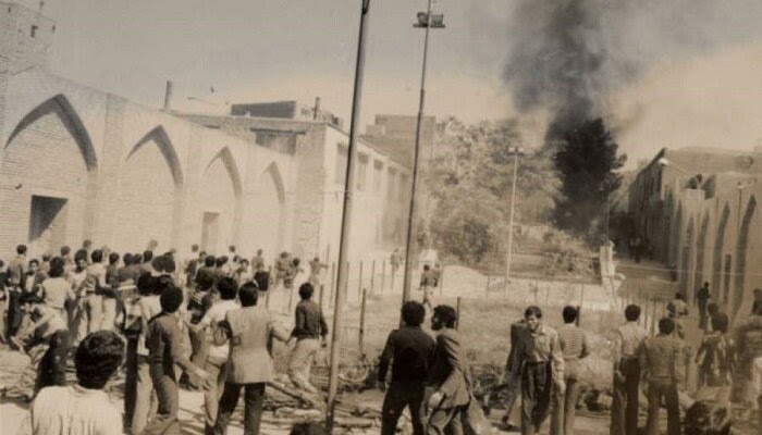 امام خمینی‌ره در خصوص حادثه به آتش کشیدن مسجد جامع کرمان فرمودند: در کرمان فضاحت به بار آوردن، در مسجد ریختن یک عده را با گاز خفه کردند، یک عده را شهیدکردند، مسجد و بازار را به آتش کشیدن بعد دنبال این هستن کی این کار را کرده، آن آقا خود #پهلوی_روسیاه است