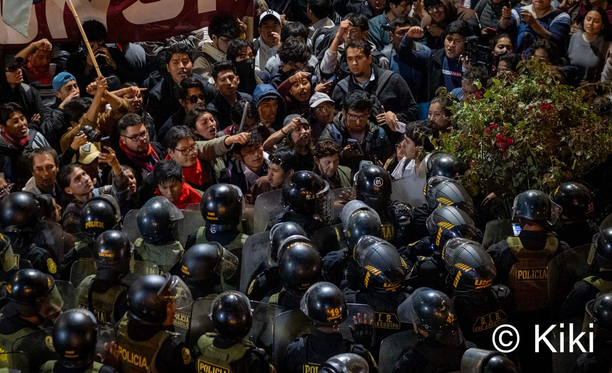 𝐀𝐧𝐨𝐜𝐡𝐞 𝐬𝐞 𝐫𝐞𝐠𝐢𝐬𝐭𝐫𝐚𝐫𝐨𝐧 𝐩𝐫𝐨𝐭𝐞𝐬𝐭𝐚𝐬 𝐞𝐧 𝐯𝐚𝐫𝐢𝐚𝐬 𝐜𝐢𝐮𝐝𝐚𝐝𝐞𝐬 𝐝𝐞𝐥 𝐏𝐞𝐫𝐮́ 𝐜𝐨𝐧𝐭𝐫𝐚 𝐞𝐥 𝐧𝐮𝐞𝐯𝐨 𝐠𝐨𝐛𝐢𝐞𝐫𝐧𝐨. En Arequipa, donde me encuentro para el X CILE, una multitud de estudiantes marchó por el centro histórico con pancartas