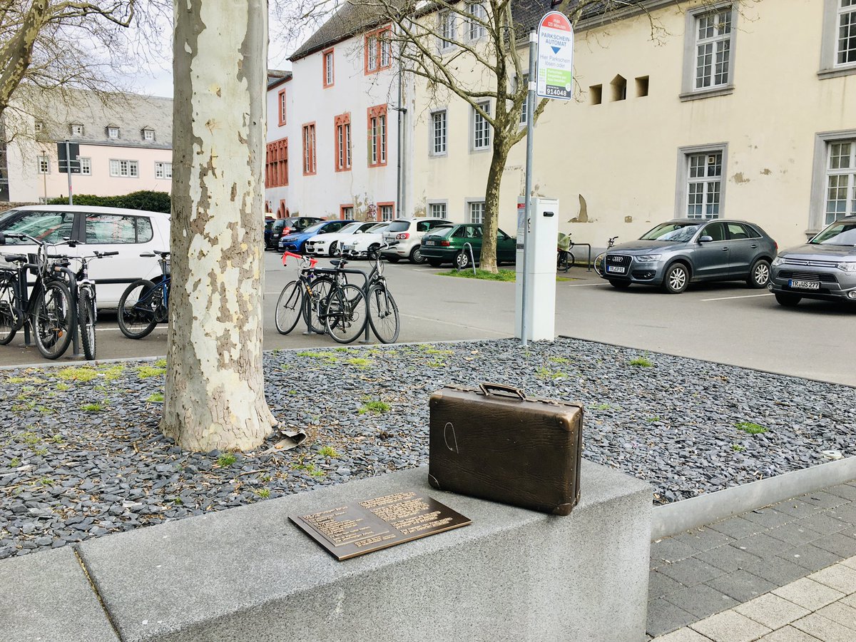 felix_bohr's tweet image. Am 16. Oktober 1941 mussten sich in Trier alle Jüd*innen auf Befehl der Gestapo um 14 Uhr am Bischof-Korum-Haus einfinden. Mit dem ersten größeren Deportationszug aus dem Westen wurden sie tags darauf deportiert. Mitnehmen durften sie nur einen Koffer. Ein Denkmal erinnert daran.