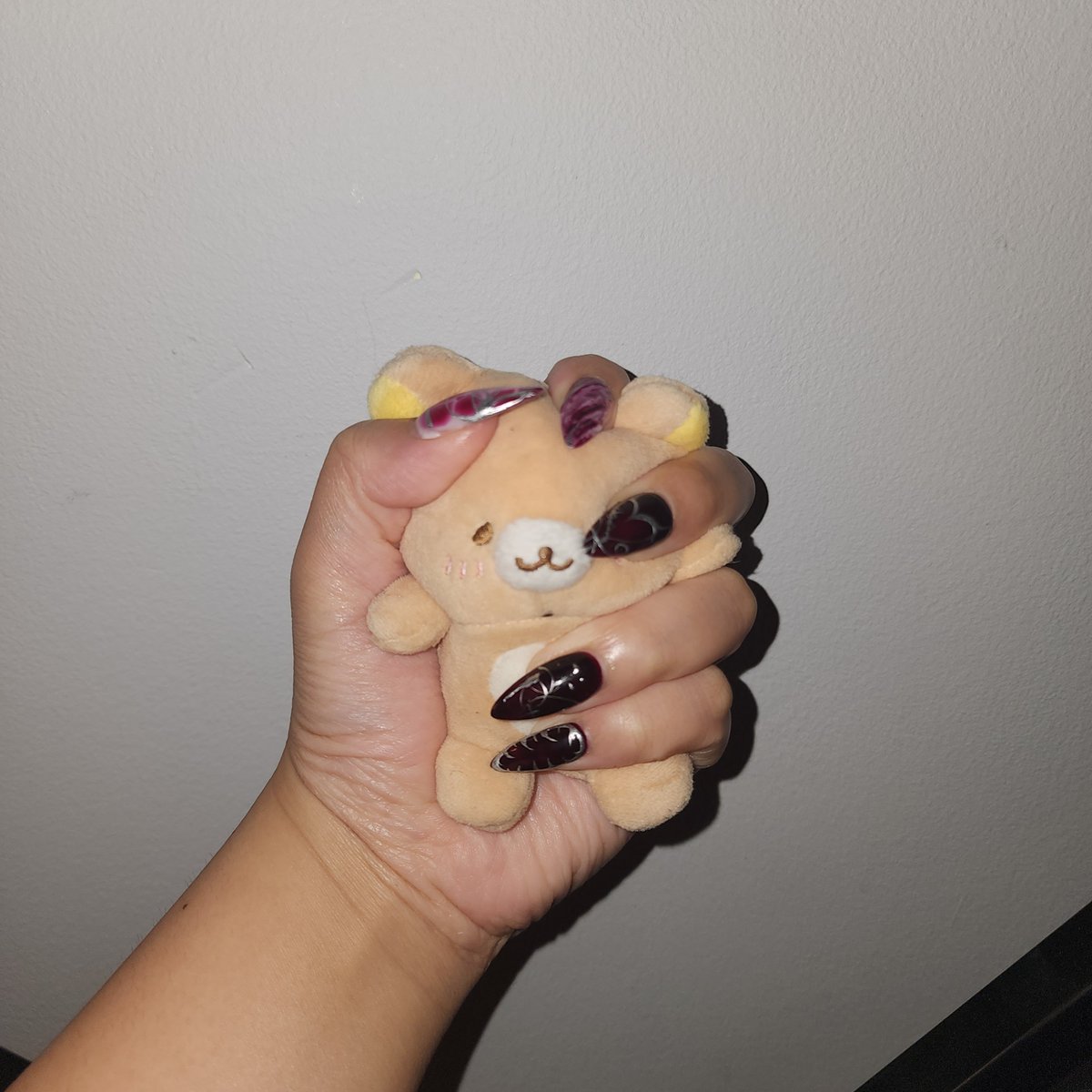 Kuma_inuu's tweet photo. Got nails done :p https://t.co/NMawfBHXED