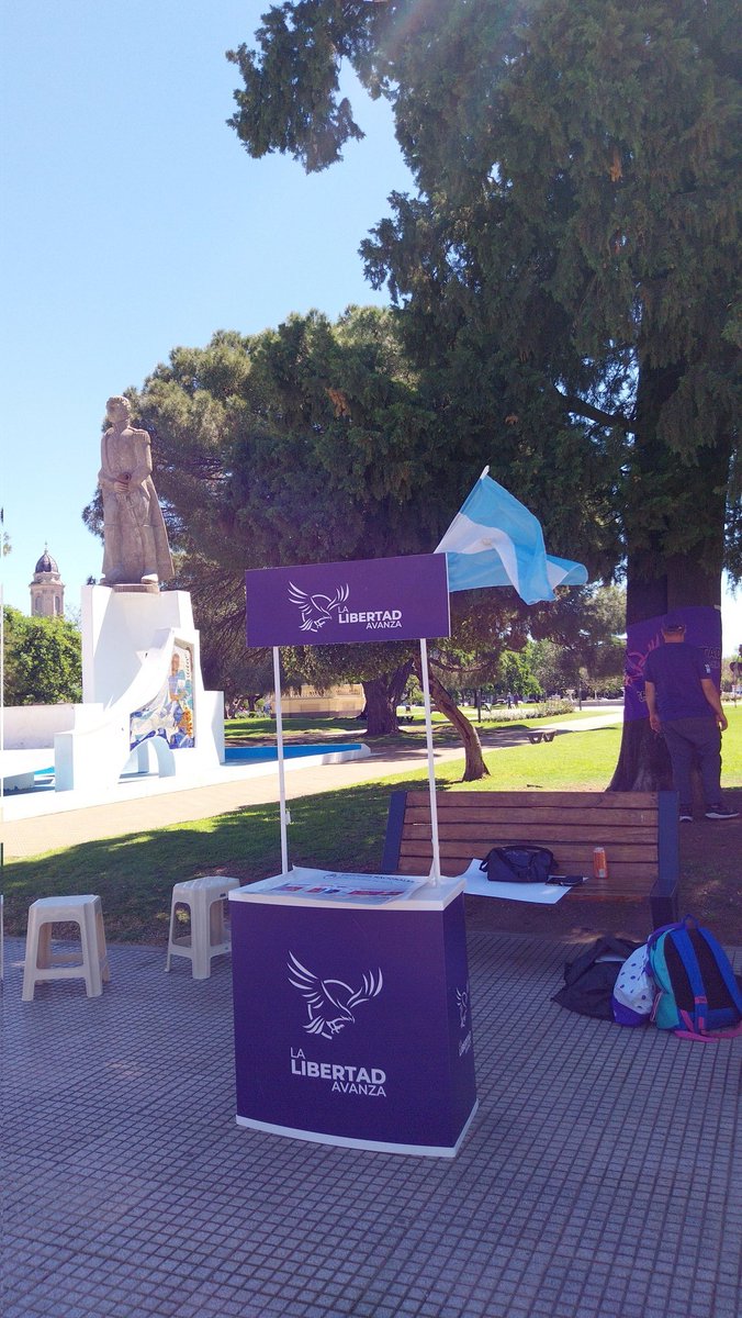 Nos dicen cualquier cosa, nos filman y sacan fotos, nos gritan, insultan y hacen gestos porque sí...  nosotros nada. 

El odio kirchnerista vs el amor libertario