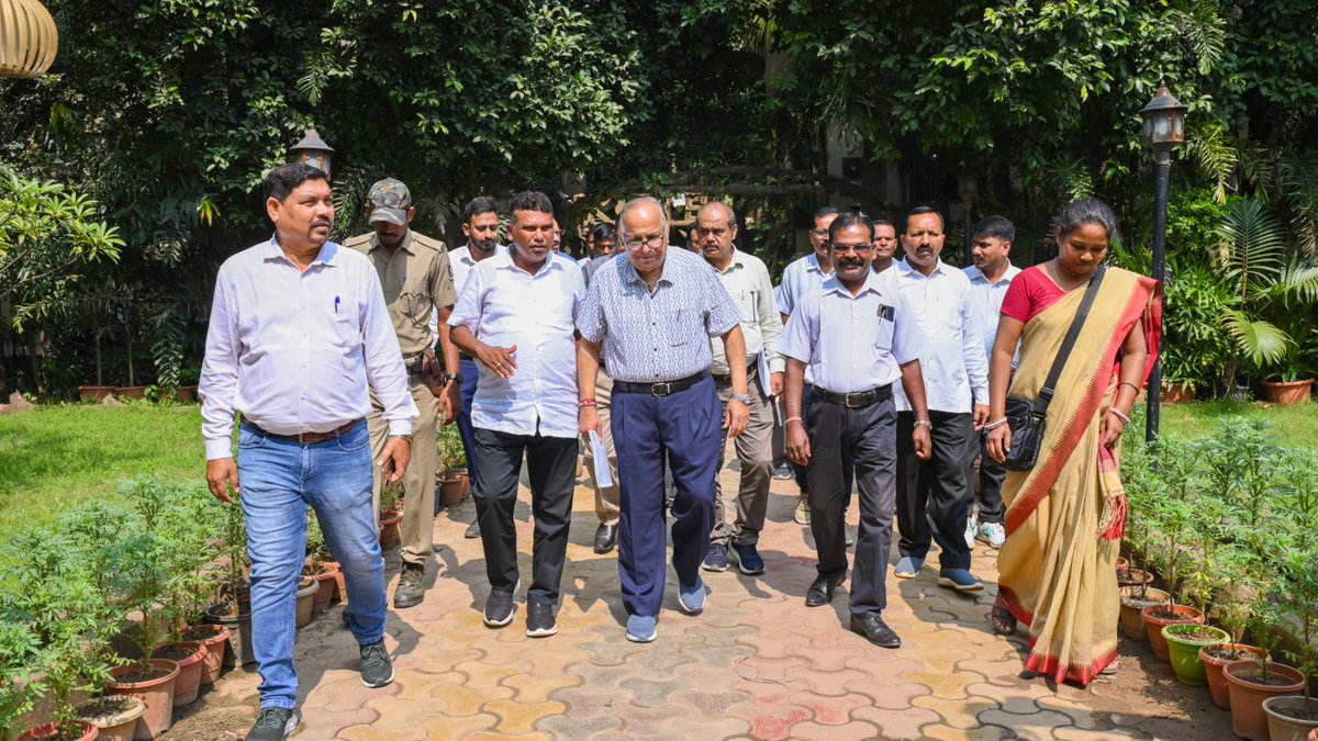 ସୁପ୍ରିମକୋର୍ଟର ପୂର୍ବତନ ବିଚାରପତି ତଥା ଓଡ଼ିଶା ଖଣିଜ ଧାରକ ଅଞ୍ଚଳ ଉନ୍ନୟନ ନିଗମର (ଓମ୍ବାଡସି) ନୀରିକ୍ଷଣ କର୍ତ୍ତୁପକ୍ଷ ମାନ୍ୟବର ଜଷ୍ଟିସ୍ ଶ୍ରୀ ଅନଙ୍ଗ କୁମାର ପଟ୍ଟନାୟକ ୫ ଦିନିଆ ସୁନ୍ଦରଗଡ଼ ଜିଲ୍ଲା ଗସ୍ତରେ ଆସିଛନ୍ତି। 
#JusticeAnangaKumarPatnaik #OMBADC #DMF