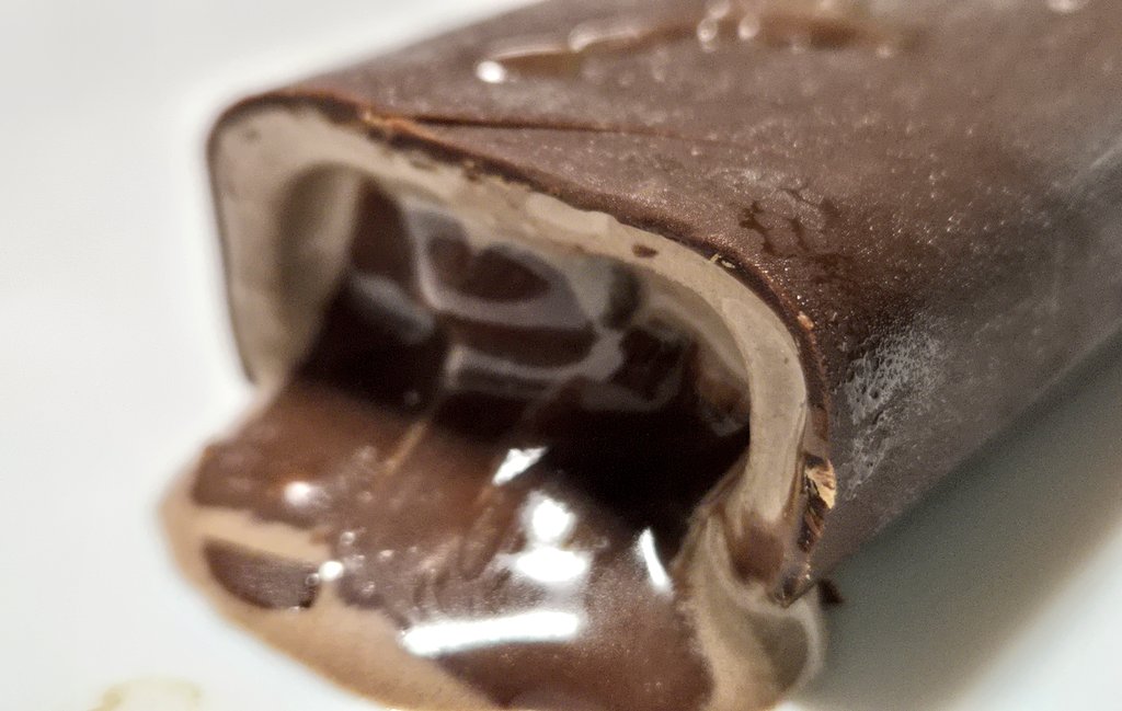 【とろけるくちどけ濃厚生チョコバー】
セブン 289円 268kcal
5.0
コーティングのチョコ濃厚
チョコアイス濃厚
チョコソース濃厚
チョコ好きのためのチョコアイス
ビター感もありながら奥の方で酸味も感じられ
ミルキーで甘みのコクもあり
とても上品で奥深いあじわい