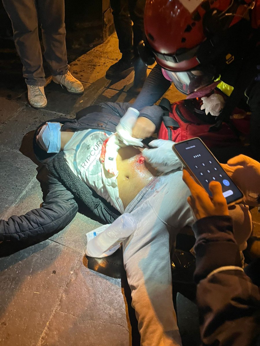 ValderramaRosa2's tweet photo. @AlertaNews24 A nostros los estudiantes universitarios que alzamos nuestra voz de protesta hoy 16 de octubre la policía de Perú nos a disparado a matar y nadie hace nada ,nadie nos defiende a los estudiantes universitarios ,basta nos están matando https://t.co/GqmeHDHmnX