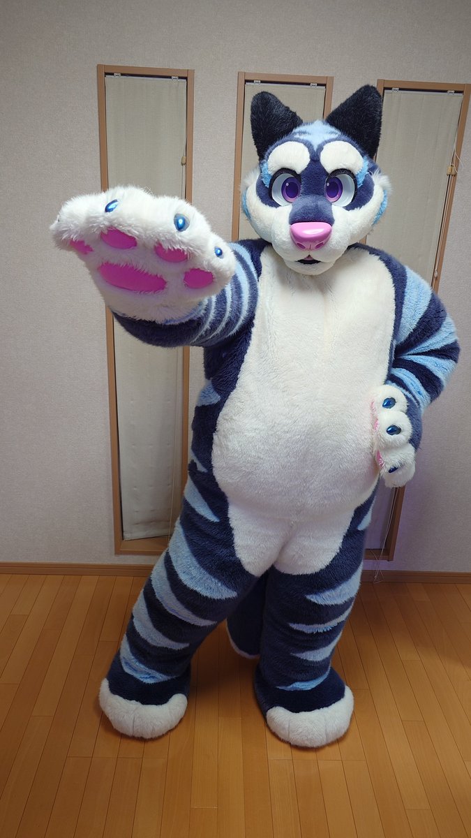 あおとらさんをもふもふ。