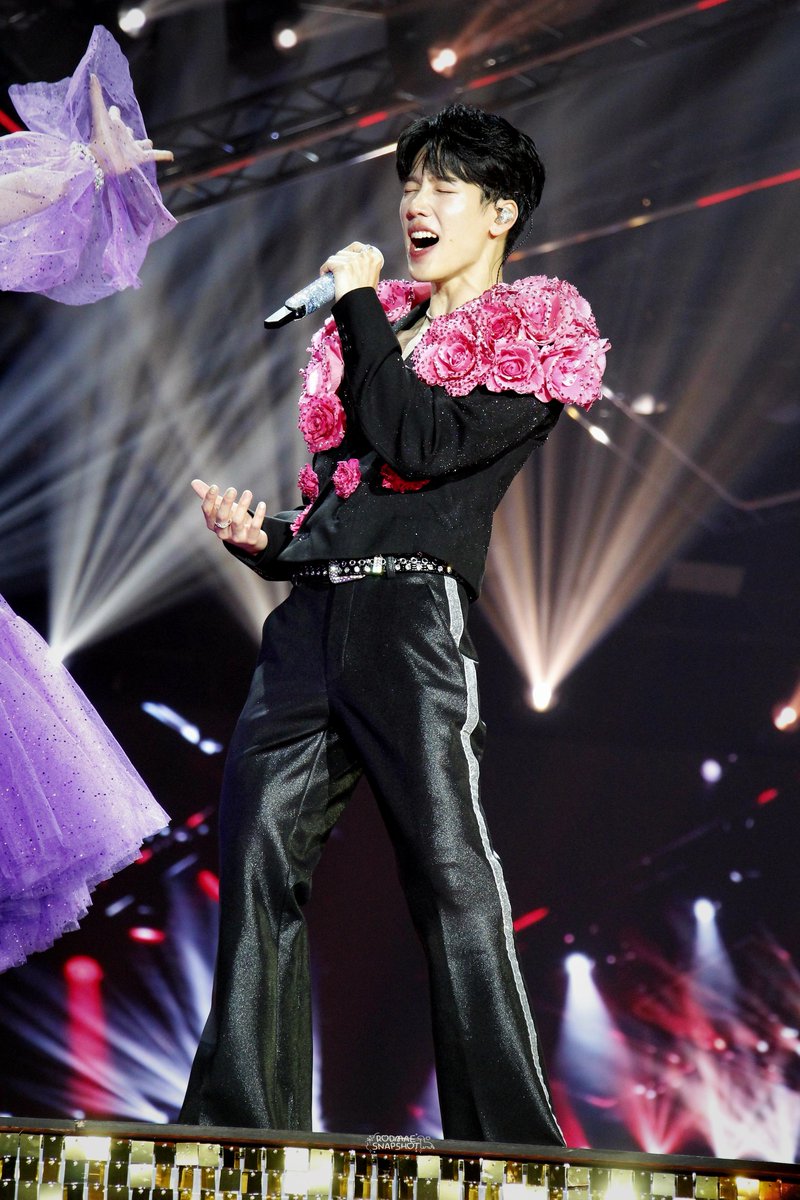คุณศิลปินคนโปรด

YINWAR CONCERT DAY1
#ดอกนีออนรอรักมื้อแรก
#warwanarat W.Wanarat <a href="/warwanarat/">ว</a>