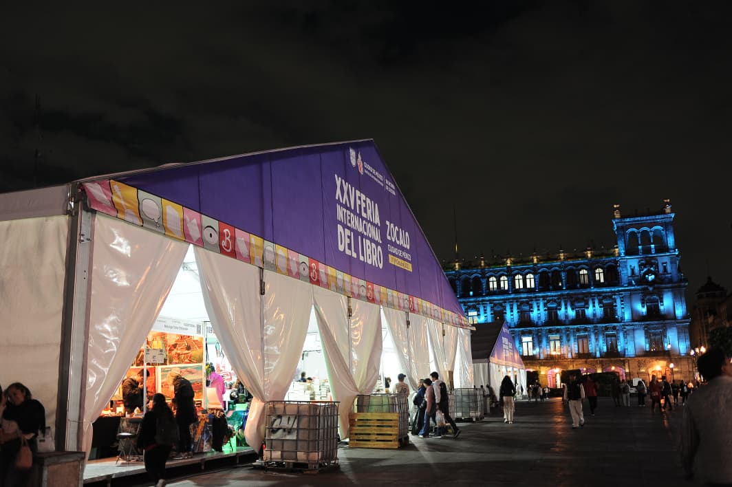 El sexto día de la Feria Internacional del Libro Zócalo Ciudad de México fue un mosaico de historias, voces y encuentros inesperados. Entre charlas, talleres y firmas de libros, cada pasillo del Zócalo se convirtió en un espacio para descubrir autores, intercambiar ideas y