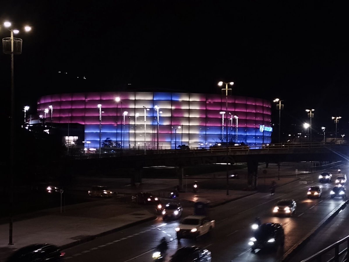 Gerson_bermont's tweet photo. Bogotá se iluminó con los colores del amor y la memoria. 

El Palacio Liévano y el @MovistarArenaCo se tiñeron de azul y rosa para abrazar a las familias que han vivido una pérdida gestacional o perinatal.

Reconocer su dolor es un acto de humanidad y empatía. https://t.co/vDX0eSqhJc