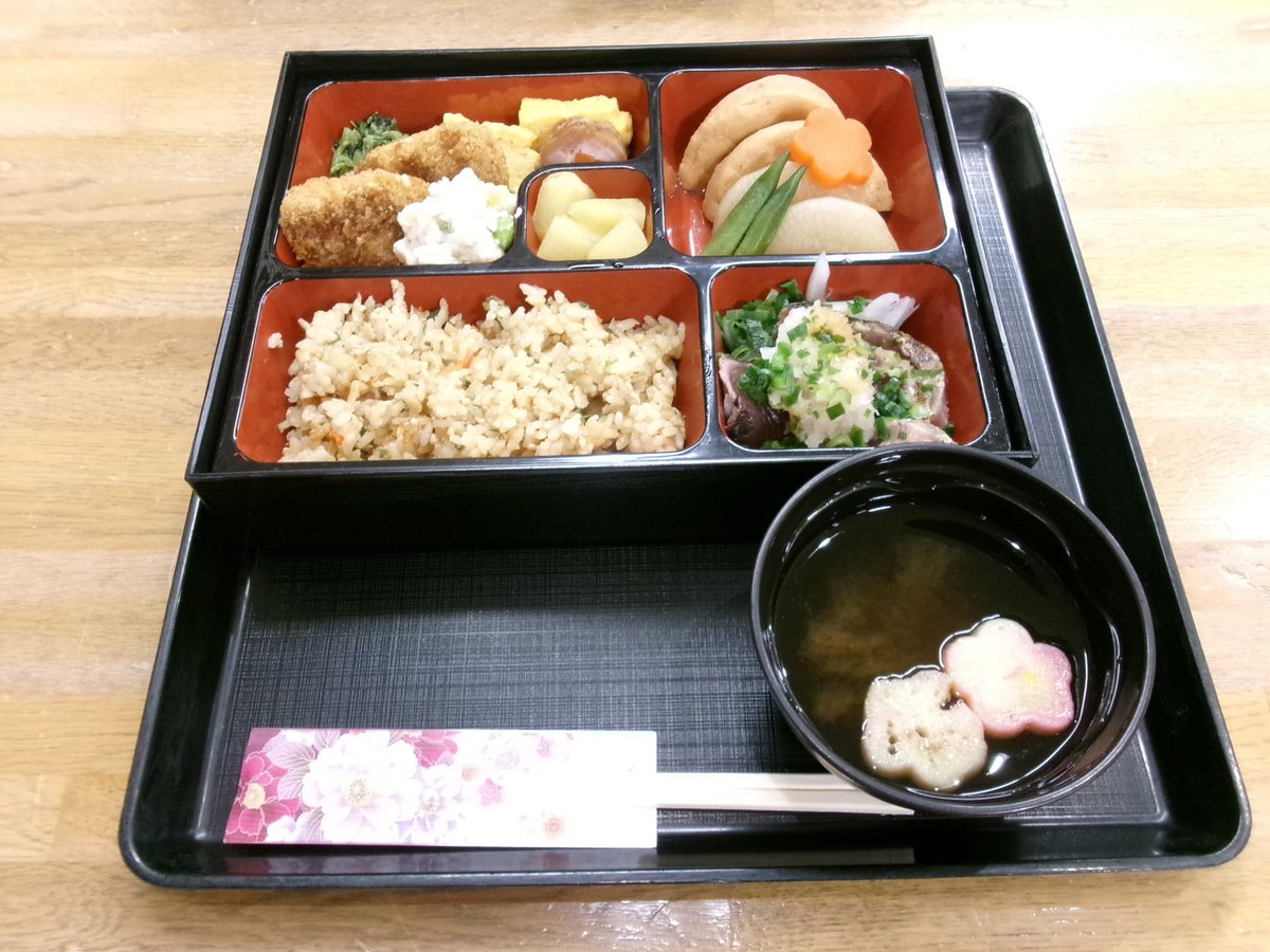 令和7年10月10日の昼食は毎年恒例の食のイベントとして「松花堂弁当」の昼食が用意されました。彩りよく、美味しいお弁当に行楽気分も味わいながら楽しい昼食会となりました。