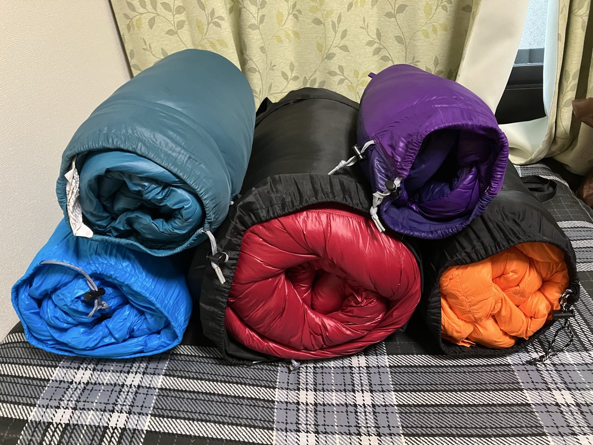 Feti_quartet's tweet photo. おまけにシルキータッチを求めたシュラフ達が7個(内2個は職場)。

…ウェアだけでも全部数えたら79着ありましたw
いやー、溜まりに溜まったり。
ナイロン好きの方々向けに格安レンタルとかしてみよかな〜
何かこの「好き」という気持ちを求める人の役に立てたいんだけど🤔 https://t.co/HesUBJdb4m