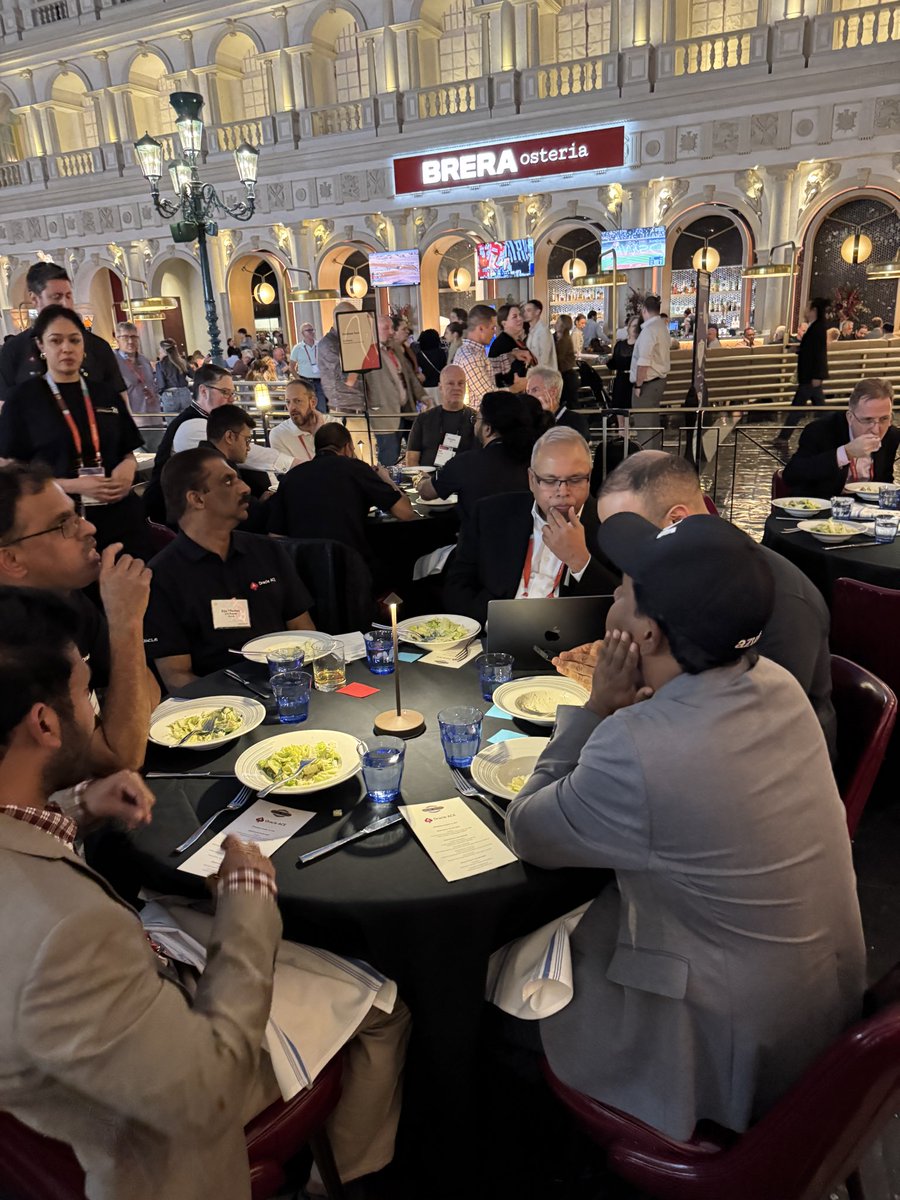 sandeshr's tweet image. Amazing times at the ACE dinner at #AIworld @oracleace