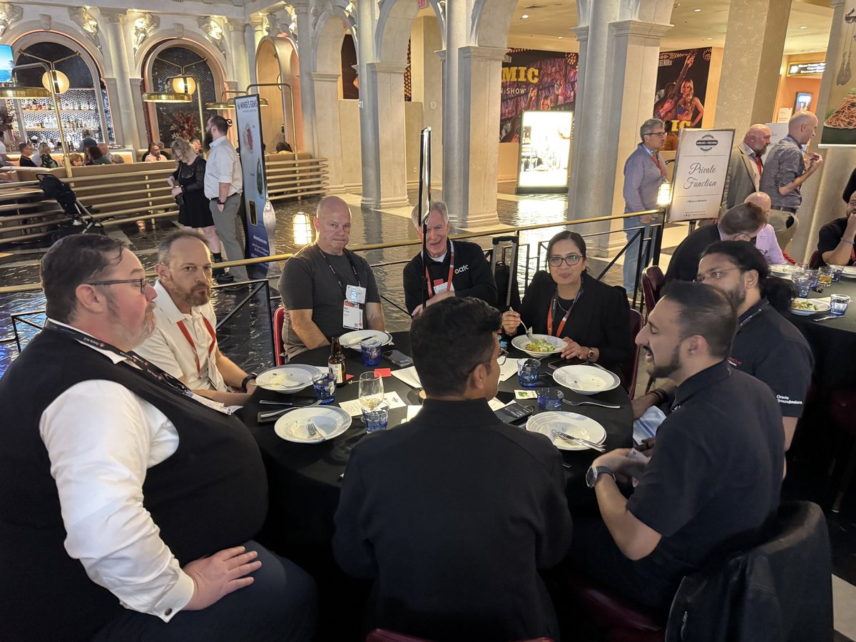 sandeshr's tweet image. Amazing times at the ACE dinner at #AIworld @oracleace