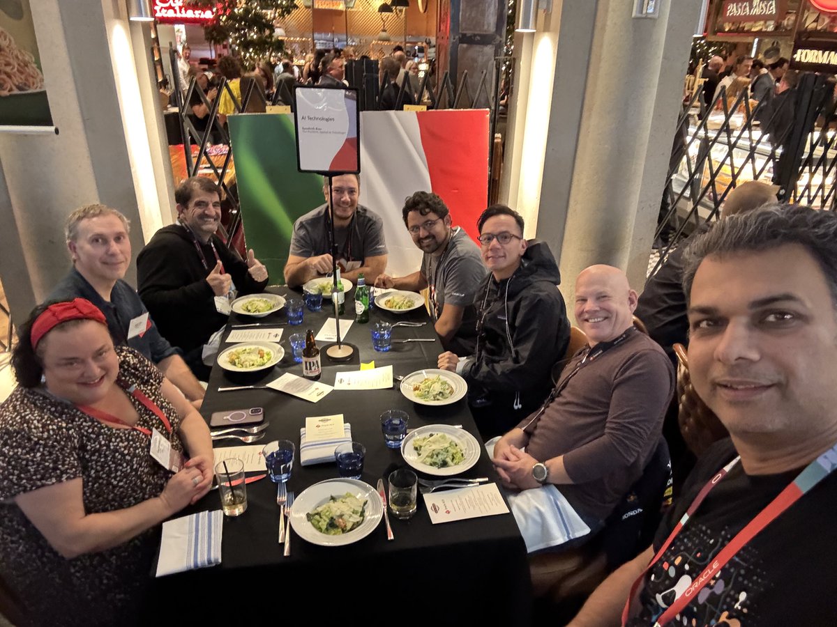 sandeshr's tweet image. Amazing times at the ACE dinner at #AIworld @oracleace