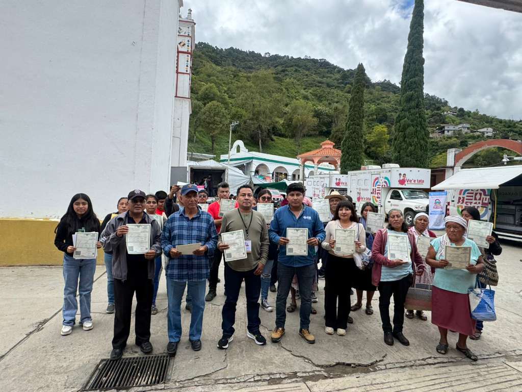 RegCivil_GobOax's tweet photo. El #RegistroCivilCercaDeTi llegó con las Caravanas Ve’e Tata a San Bartolomé Zoogocho, en la Sierra Norte.
Con actas gratuitas y actualizadas seguimos garantizando identidad y derechos en cada comunidad. 
#RegistroCivilOaxaca #IdentidadParaTodasYTodos https://t.co/INE7iA2Ead