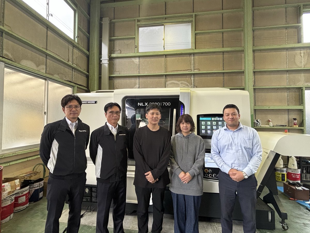 showatechno's tweet photo. お疲れ様です。
本日は焼津の合同会社SworkS様にDMG森精機、NLX2500/700納入させて頂きました。

今回の機械、アカデミー機と言う事もありY軸、サブ付き、NCオプション満載とスペシャル仕様になっております。

杉山社長と知り合ったのが去年の11月…
今年の3月に起業され、色々議論してきましたが今回導入頂き改めて機械商社としての仕事の重みを感じています。
※いつも生意気言ってすみません

来年以降1つプロジェクトもスタートしていきます！！！

これからも一緒に頑張っていきましょう！！

#DMG森精機
#NLX2500
#旋盤加工
#焼津
#部品加工
#機械商社