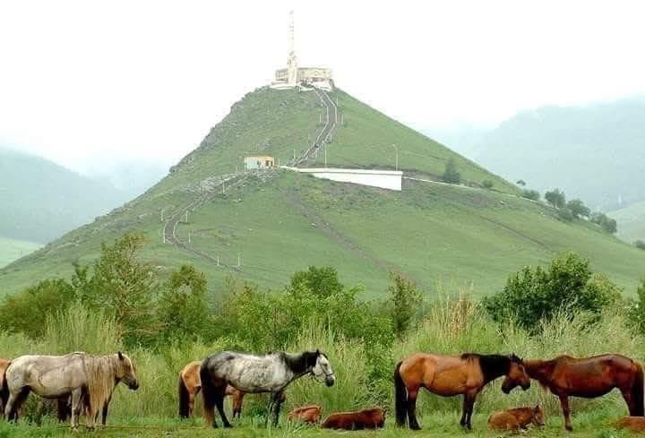 Зайсан толгой.  Сайхан байжээ.