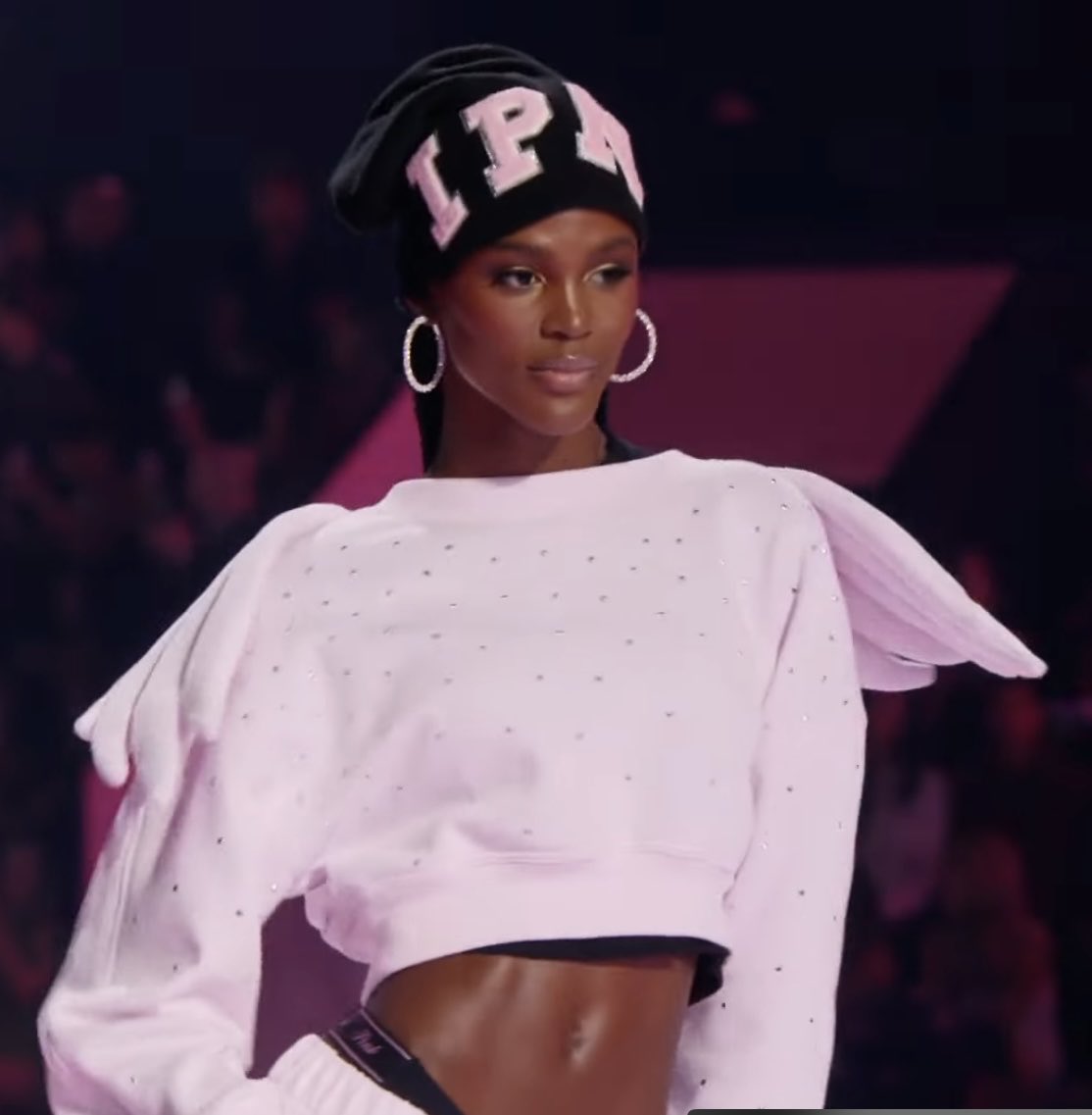 Valentina Castro acaba de hacer historia al ser la primer mujer colombiana y afrocolombiana en pisar la pasarela de Victoria’s Secret 🇨🇴