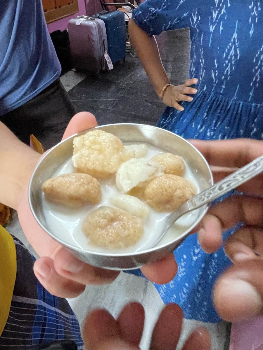 Day4 朝寝ていたらドアを強めにドンドンする音が。（ピンポンない)
なんとおばあちゃんがカーピーを持って来てくれました。頂いた後いそいそ用意して母屋へ。昨晩到着したからわからなかったけど、なんと可愛いおうち！
朝ごはん準備中。パールパニヤラムの味見をさせてくれました。
#2回目のタミル旅