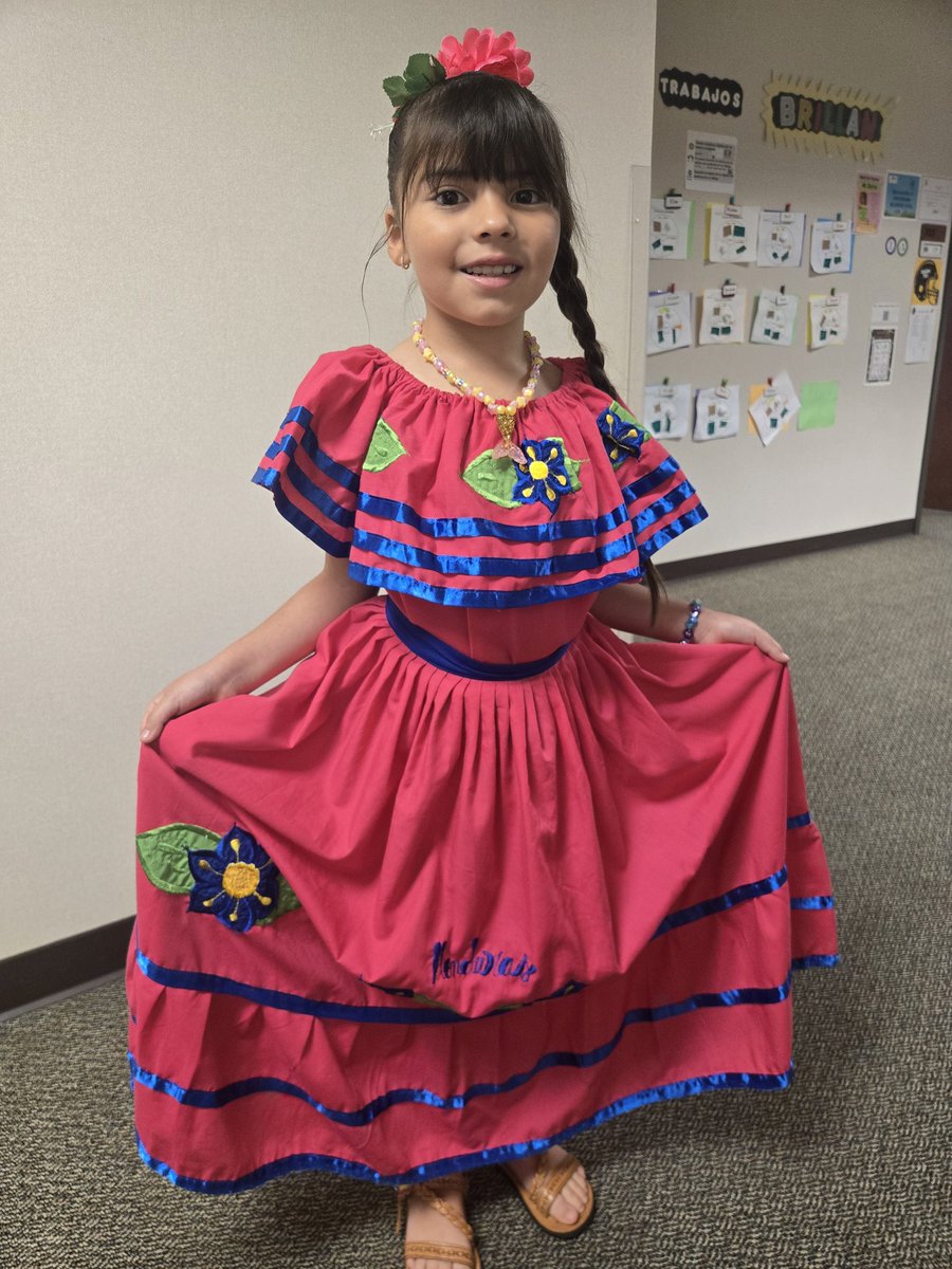 SandyGPerezM's tweet photo. Parade celebrating Hispanic Heritage!! @HicksTigers https://t.co/sC20fnwLOp