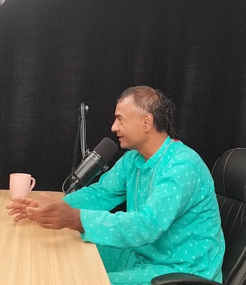 प्रियजन,
हामी एउटा शक्तिशाली संवाद साझा गर्ने तयारीमा छौं ।

हामीले बाहिर शत्रुहरू खडा गरेका छौं, र तिनीहरूलाई ढलाउन कुदेका छौं । तर हाम्रो वास्तविकता शत्रु हामी नै हौं । 

जुन कुरा यो संवाद पछि हामीलाई थाहा हुनेछ । हामीलाई यो पनि थाहा हुनेछ कि 
हाम्रो सबैभन्दा ठूलो शक्ति, हाम्रै