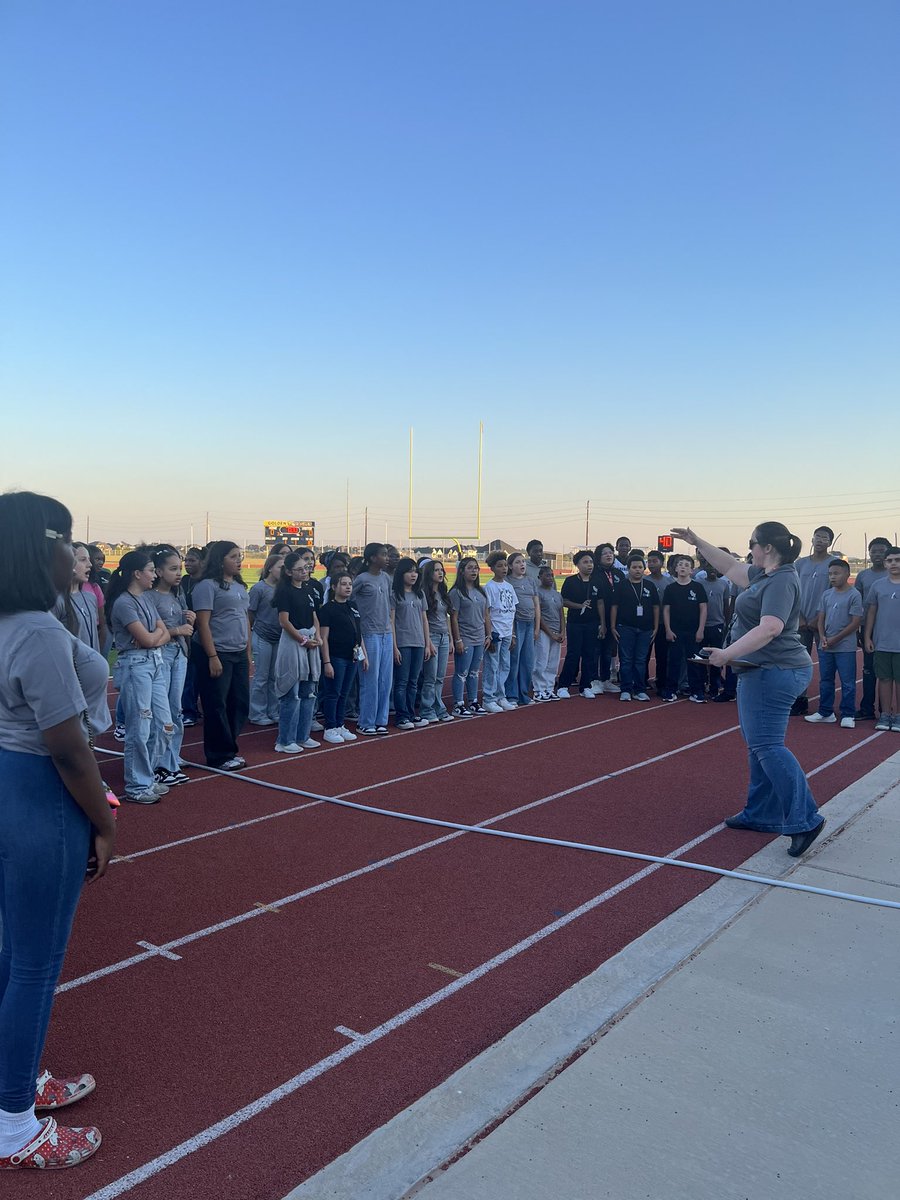 HaskettChoir's tweet image. National Anthem at the HJH/SJH Rivalry Game! Way to go Huskies! #Huskyfootball #wearehaskett