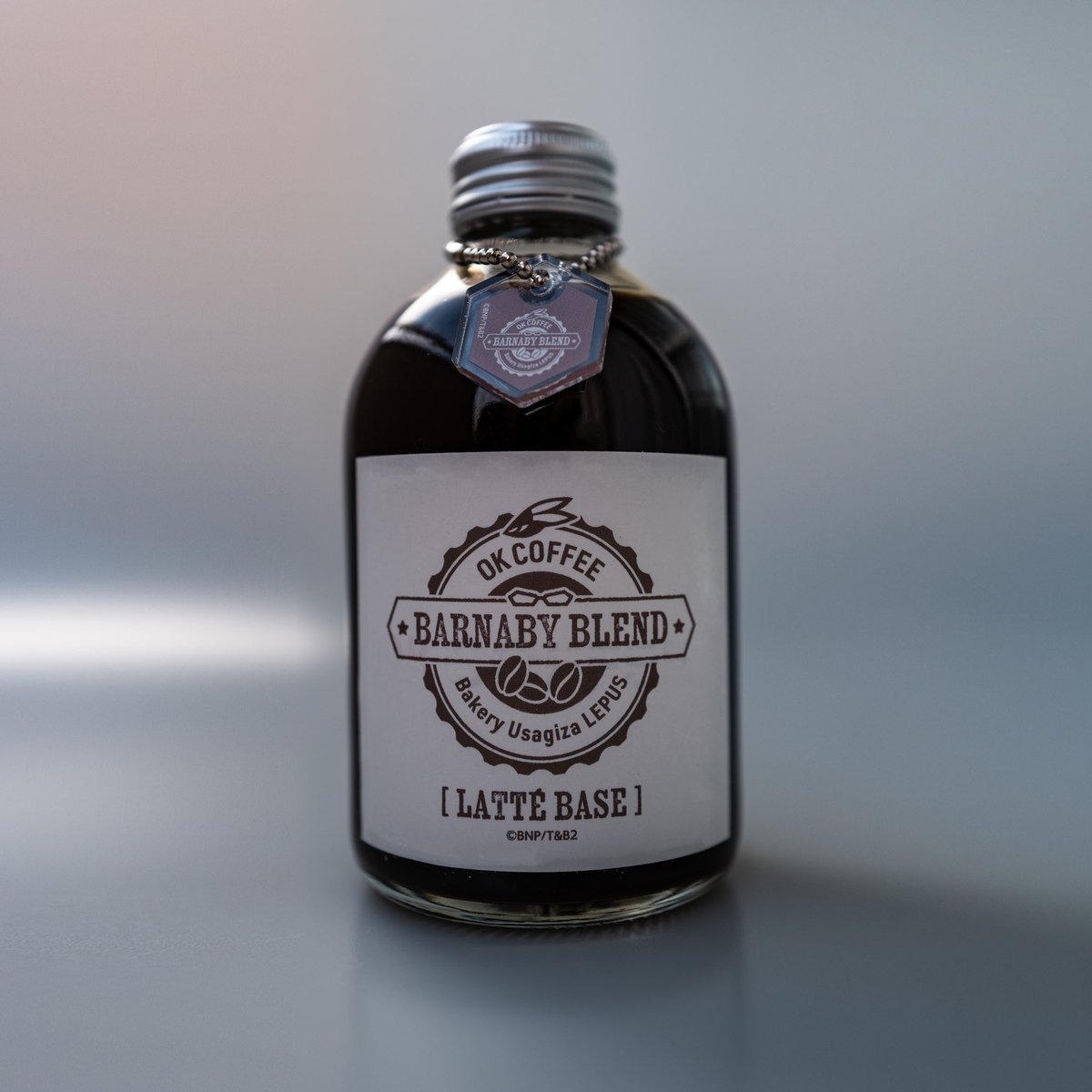 yokoplann's tweet image. 今回発売するコーヒーはドリップコーヒーと、ラテベースになります‼️
ドリップコーヒーはパンセットなどにおまけで1パック付くのと、コースター1枚付き5パックでの販売となります✨ ラテベースは牛乳などで割るベースになっており8杯程度飲むことが出来ます🎶
#tigerbunny #タイバニ2 #TB2兎座