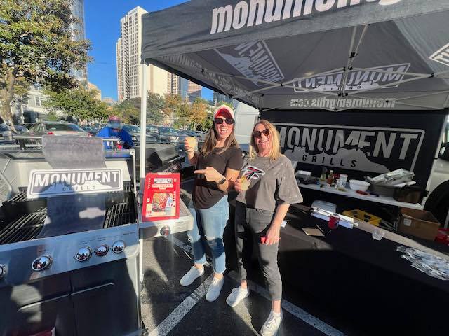 Dirty Birds vs Buffalo Tailgate!
Swipe to catch all the highlights!
Thanks to everyone who stopped by, shared a bite, and brought the heat.
See you next time — we’ll keep the flames going!🙌 

#eminence #Tailgate #BBQChampionship #nfl2025 #gasgrillexpert #BBQLife #grillmasters