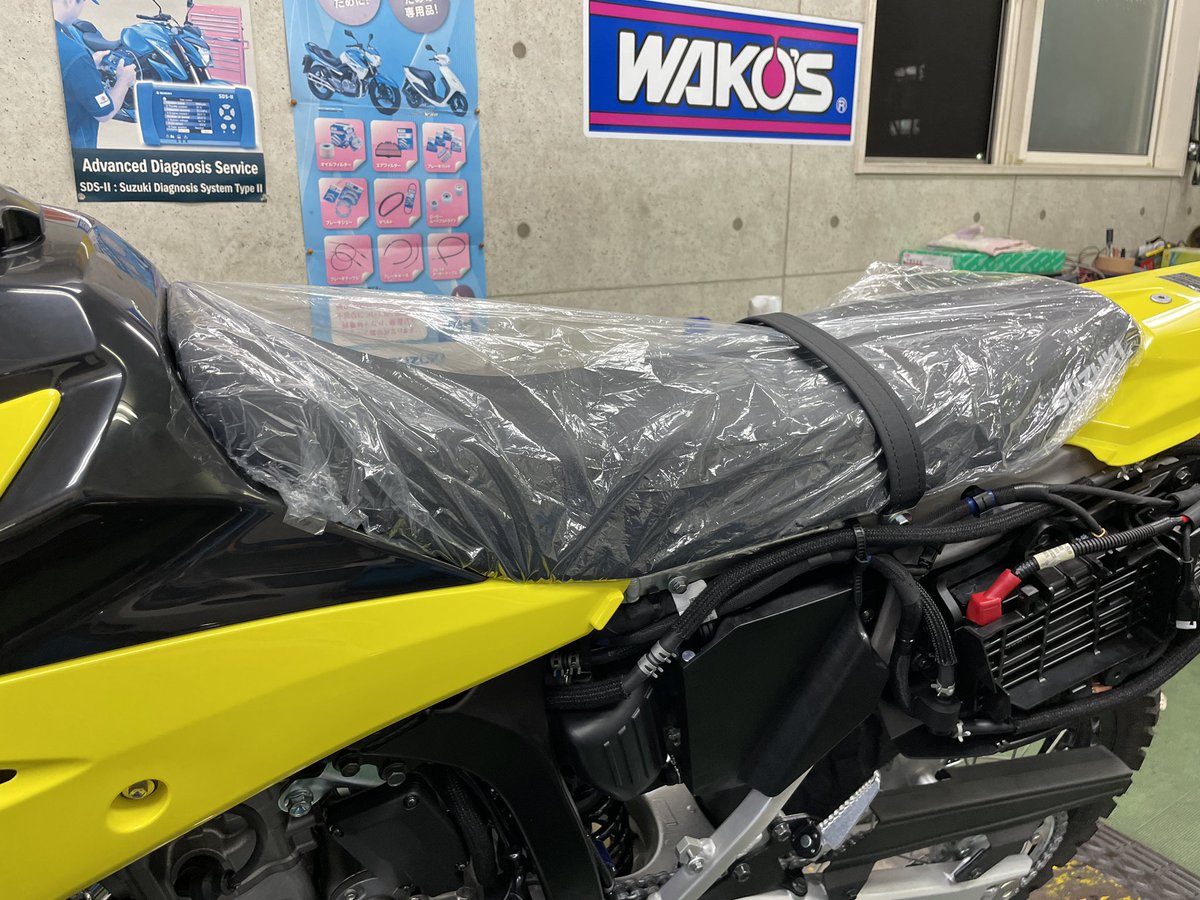 DR-Z4SMのシートをDR-Z4Sに取り付けました！ 見比べると、ローシートに