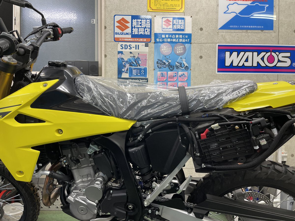 SUZUKI DRZ4-SM 純正シート DR-Z4SMのシートをDR-Z4Sに取り付けました！ 見比べると、ローシートに