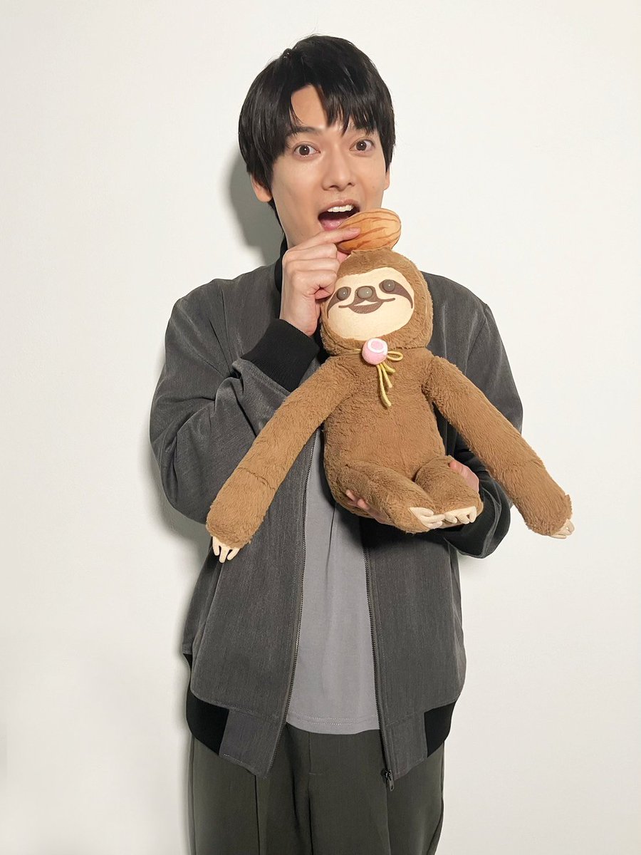 [📢]𝟏𝟎/𝟏𝟗㊐𝟐𝟑:𝟓𝟗まで
#アーモンド 疑似ライブ配信🎥
――――――

あるふぁんとお写真🦥📸
❍#崎山つばさ さん❍

「あるふぁんのお腹がアーモンドみたい」ていう、つばさくんに「もうっ！」なんて言い合えるぼくたち🐾🌟

ユンジェとゴニのあのシーン。ぼくは何回みても泣いちゃうぷら。