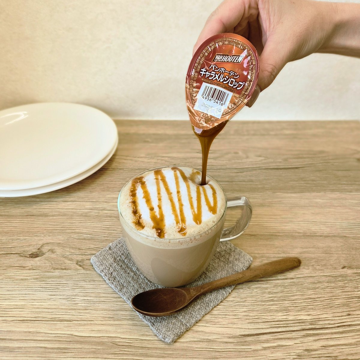 ／
キャラメルシロップ
ちょい足しアレンジ！
＼

セブン‐イレブンさん先行で、使い切りサイズの「バンホーテン キャラメルシロップ」発売中✨
カフェラテにかければコーヒーの苦みとキャラメルの甘さが抜群の味わいに！
お手軽アレンジをぜひお試しください💓

#バンホーテン
#キャラメルシロップ
