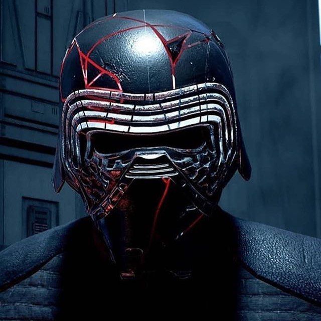 reylo_latino's tweet photo. Ya tiene sentido que para TROS Kylo se haya vuelto a poner el casco: Obviamente él no quería que cualquier otra mujer que no sea Rey lo vuelva a besar 😌😌 https://t.co/0nIuovPWC0
