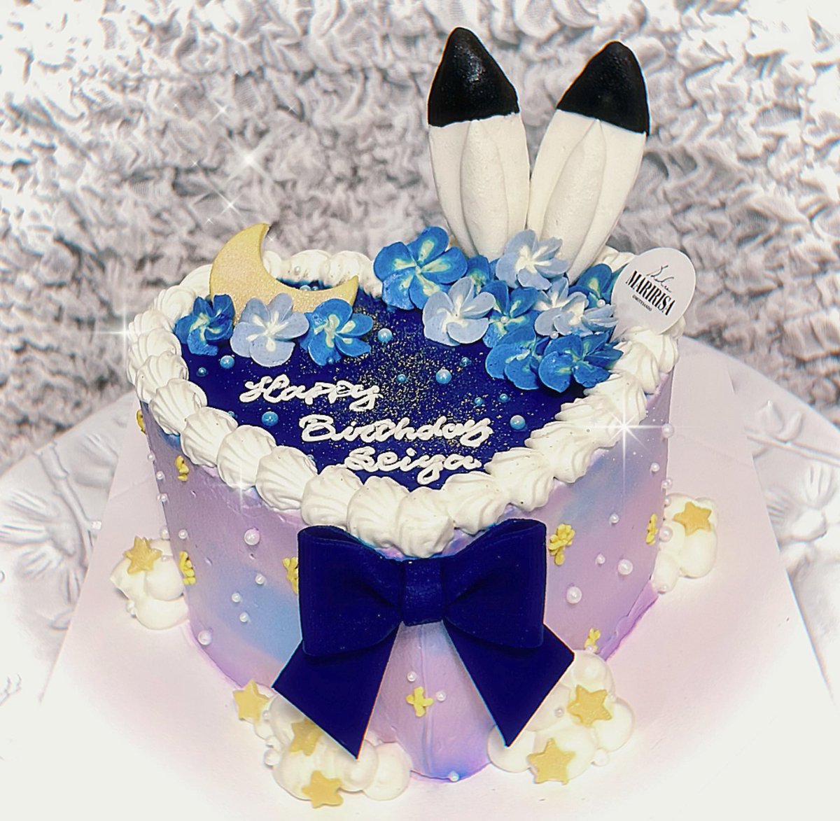 「セイヤのお誕生日ケーキをデザインしてケーキ屋さんにフルオーダーして作ってもらった」|夜々のイラスト