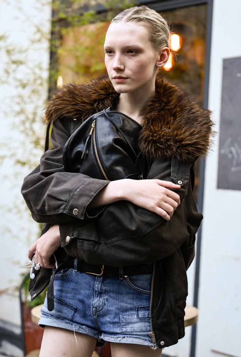 RaniMahi85799's tweet image. The bomber jacket — timeless, effortless, and undeniably chic. ✈️
Softer than a trench, sleeker than a parka, it’s the fall essential you’ll see everywhere — from London streets to evening soirées.#FallFashion #BomberJacket #LondonStyle