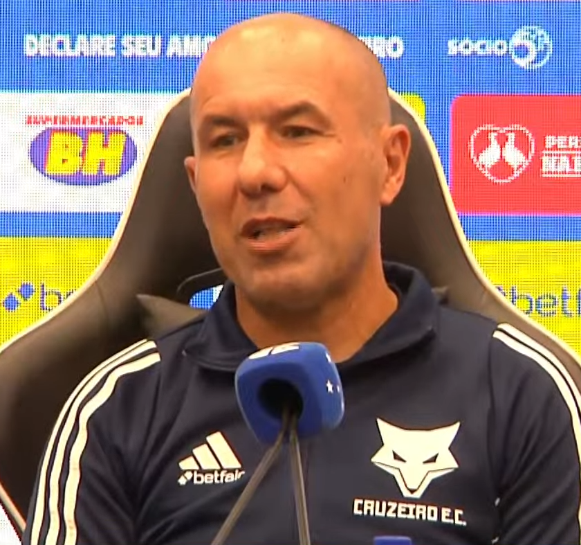 PapoCabuloso's tweet photo. 🗣️"Eu tenho alguns anos de carreira, e eu nunca vi, um árbitro puxar 4 vermelhos, e só acertar em uma expulsão.

Eu nunca vi isso no futebol."

🎙️| Leonardo Jardim na entrevista coletiva
📸| @samuelvenancio | Samuca TV