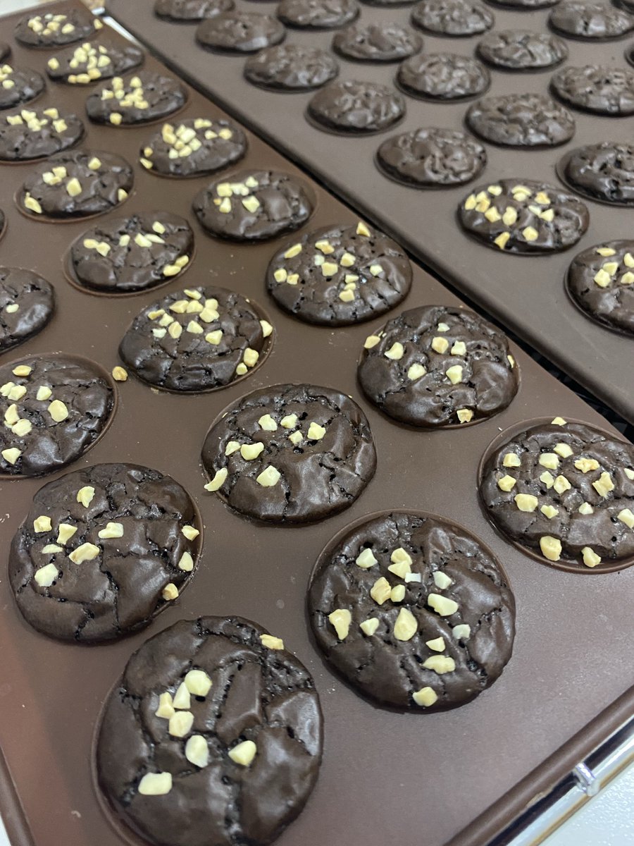 nur_auroraaa's tweet photo. Saya jual brownies cookies aka brookies. Serendah RM15 sahaja sebalang. Kot2 ada gentleman nak buat giveaway pun dialukan hehek 😚 https://t.co/9MvUjM0DbD