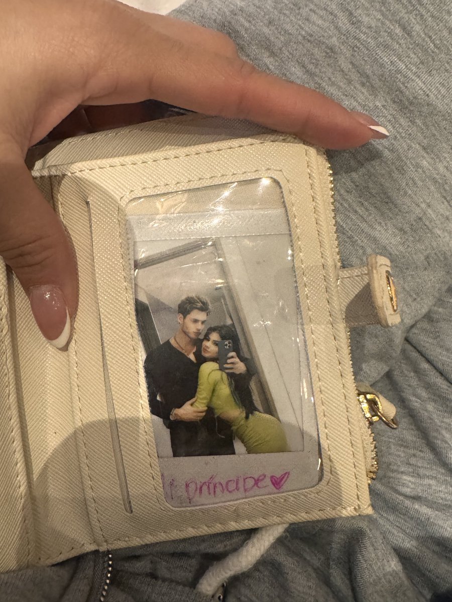 Desde el día que tomamos esta foto la tuviste siempre en tu cartera, ahora la tendré en la mía. Te amo mucho y sonrío con tus ocurrencias amorcito, eres tan único y auténtico, con cosas tan tan tuyas! Dejaste huellas en todos los que te conocimos ❤️