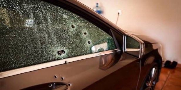simphiwetwala53's tweet image. Babita Deokaran was assinated with AK-47 with 12 bullets because she sounded the alarm with the companies linked with @GautengProvince Tembisa hospital
Her crime was exposing the corrupt deeds of
Hangwani Maumela and Vusimuzi CAT Matlala.
May her soul rest in peace 💔😭
